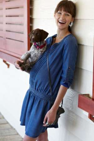 glückliche Schwangere mit Hund