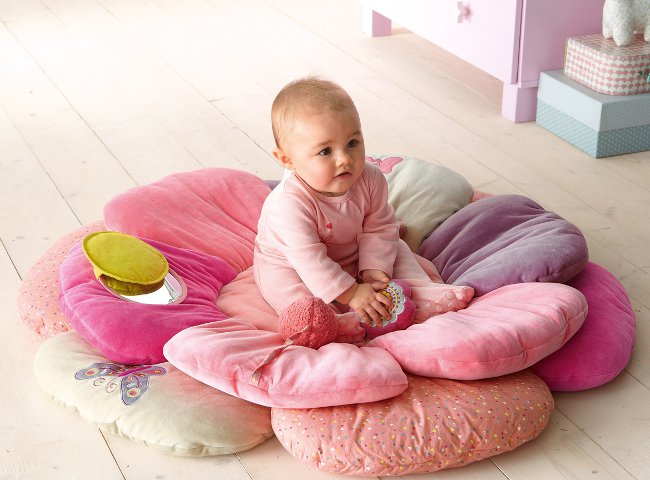 Rosa Activity-Decke in Blumenform mit Baby