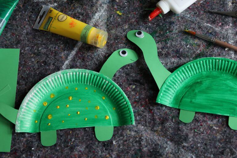 DIY: Dinos aus Papptellern basteln › vertbaudet Blog - Ein Familien